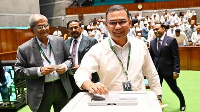 মির্জা ফখরুলকে পাশে নিয়ে রাষ্ট্রপতি নির্বাচনে ভোট দিলেন প্রধানমন্ত্রী তারেক রহমান